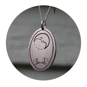 Collier vintage ovale avec pendentif gravé, simple et tendance - Product Image 1