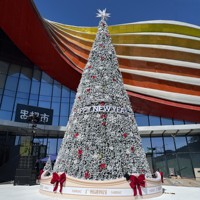 4/5/6/8 Meter große, im Rahmen aufgestellte, im Freien leuchtende, rosa LED-Weihnachtsdekoration, riesige Einkaufszentrumsdekoration, großer Weihnachtsbaum