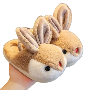 Chaussons de marque de créateur, pantoufles d'intérieur avec semelle intérieure en EVA et semelle extérieure en PVC, baskets en fourrure de luxe, pantoufles chaudes en peluche de créateur. - Product Image 1