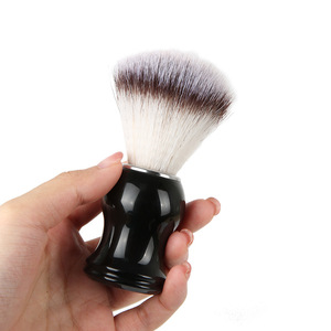 Brocha de afeitar Playboy con mango negro y cerdas sintéticas para limpieza facial y cuidado de la barba para hombres - Product Image 1