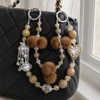 Chaîne de téléphone de luxe en fausse fourrure en forme de cœur, perles de cristal, strass, porte-clés doré, breloque de sac, pompon, bijoux faits à la main, vente en gros