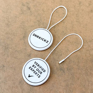 Precinto de Seguridad Personalizado con Logo en Relieve 3D, Etiqueta Colgante de Plástico con Cuerda para Bolsos, Zapatos, Ropa y Relojes - Product Image 6