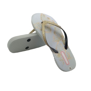 Sandales de plage confortables de haute qualité, <span class=keywords><strong>tongs</strong></span> <span class=keywords><strong>dorées</strong></span> scintillantes personnalisées, <span class=keywords><strong>tongs</strong></span> plates brillantes pour femmes - Product Image 1