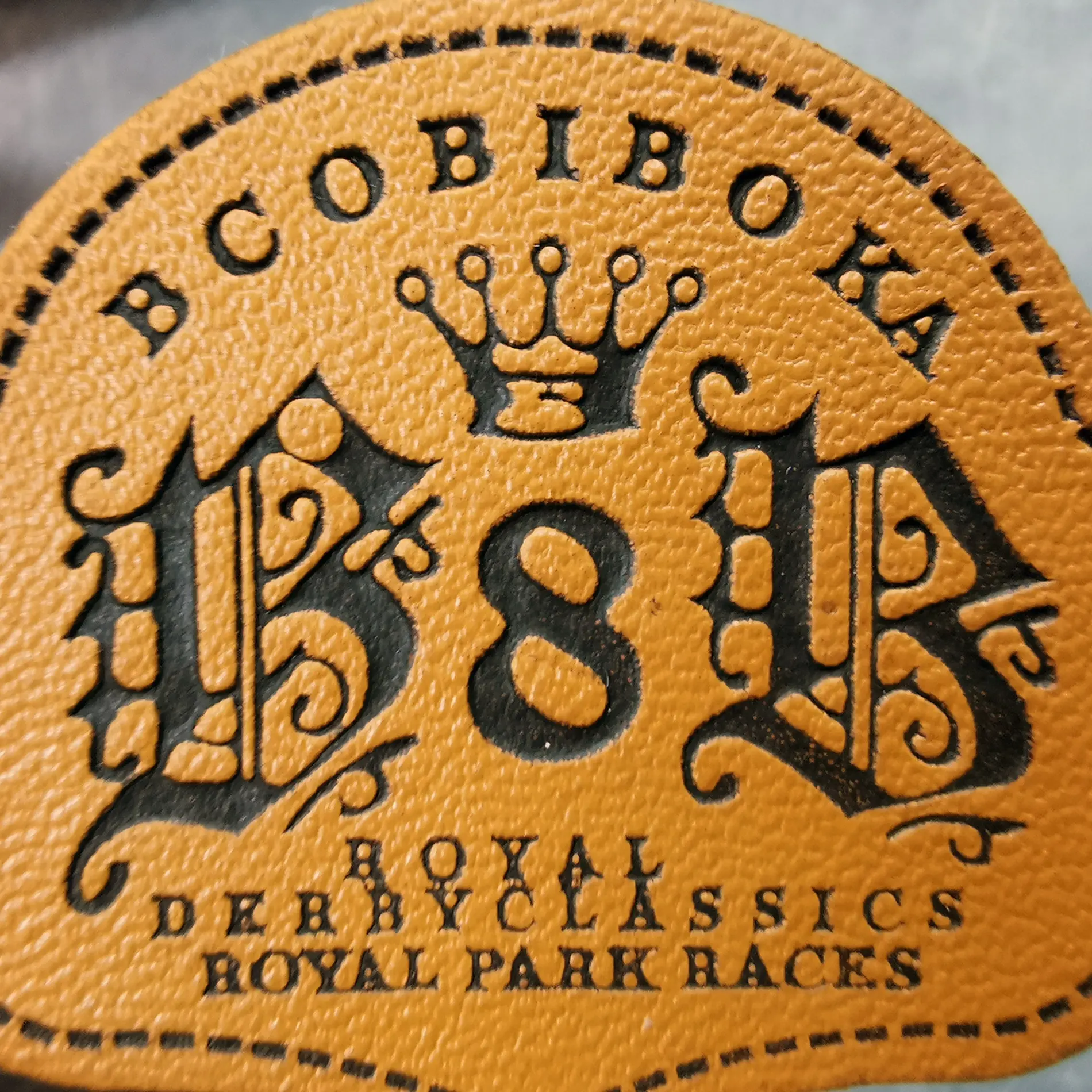 Sıcak satış özel deri yama kabartmalı logo Denim kot yamalar marka sıkmak hakiki deri etiket aksesuarları
