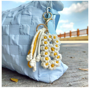 Llavero de Macramé Hecho a Mano con Borla de Algodón Estilo Bohemio, Llavero con Inicial de Letra Tejida para Mujer, Accesorio para Bolso - Product Image 3