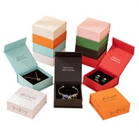 Boîte à bijoux magnétique en stock avec emballage stratifié pour badges, broches, colliers, bracelets – Logo personnalisable en option