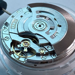 Mouvement 3235 avec réserve de marche de 72 heures, affichage de la date, fonction de réglage rapide, version blanche, ressort bleu intégré, mouvement intégré de marque. - Product Image 5