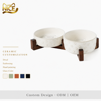Bol en céramique NicePets avec motif de patte de chat en relief et support en bois d'acacia |   Design antidérapant avec empreintes de pattes 3D |   Bol de protection pour le cou surélevé