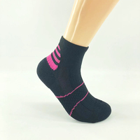 Chaussettes de sport personnalisées pour femmes - Chaussettes mi-mollet pour adultes avec compression, design tricoté respirant, positionnement du logo sur le bord et le bas, collection printemps