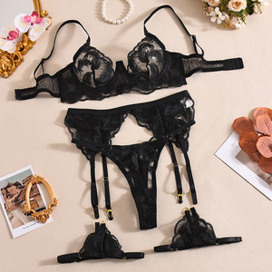 Set di Lingerie Intima Trasparente Romantica ed Erotica con Reggiseno, Mutandine e Reggicalze, 4 Pezzi di Lusso con Ricami in Piume, Taglia XL - Product Image 6