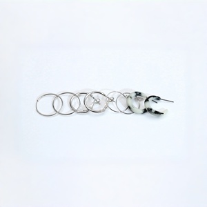 Juego de 4 Pares de Aretes Huggie de Estilo Mixto en Tono Plateado - Aretes de Aro Minimalistas de Aleación de Metal Precioso para Mujer - Product Image 3