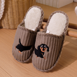 En stock, Nouvelles pantoufles d'intérieur en fourrure à semelle EVA, motif chien saucisse, chaudes pour le printemps et l'automne, pour couples, hommes et femmes - Product Image 4