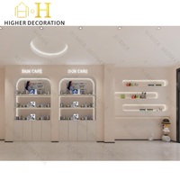 Conception moderne de magasin de cosmétiques en bois sur mesure, présentoirs de parfums et de soins de la peau sur mesure pour les intérieurs de vente au détail, présentoir de parfums