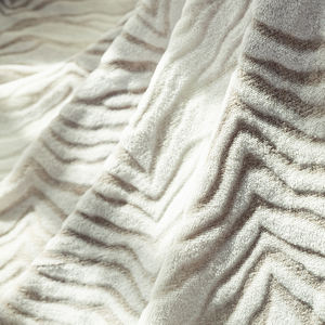 Jeté en flanelle moderne 100% polyester Doux et léger Literie tricotée d'hiver pour un usage décoratif à la maison - Product Image 2