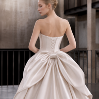 Robe de mariée en satin champagne, bustier, asymétrique, drapée, avec drapé latéral, coupe trapèze, traîne chapelle, sur mesure, vente en gros