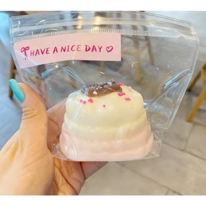 ของเล่นบีบ TPR สี่สี รูปเค้กโมจิ บัสก์เค้ก บีบแล้วคืนรูปช้า ของเล่นนุ่มนิ่ม ขายส่ง ของเล่นบีบ Taba Squishy บรรเทาความเครียด ของขวัญสำหรับเด็ก - Product Image 1