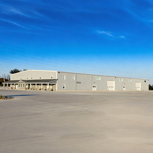 Salle de sport en structure métallique, centre de remise en forme, résistant au vent, flux d'air optimal, connexion par boulons durable, revêtement robuste - Product Image 1