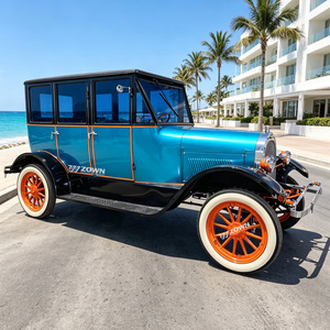 Voiture classique rouge vintage avec toit ouvert et phares ronds, pour exposition ou utilisation en tourisme - Product Image 1