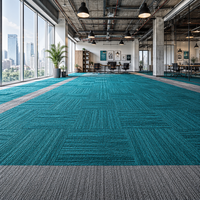 Dalles de moquette modernes robustes 50x50cm en nylon bouclé modulaires pour bureaux, maisons et couloirs de golf à fort trafic