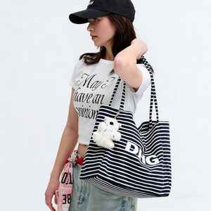 Sac fourre-tout de plage spacieux en tissu éponge rayé noir et blanc doux pour femmes, avec logo personnalisé - Product Image 2