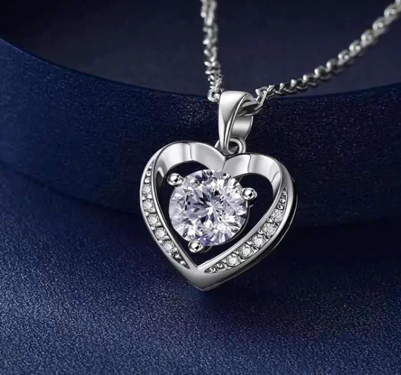 Collar con colgante de corazón de diamante de moissanita de regalo de pareja personalizado de Luna Dorada para mujer