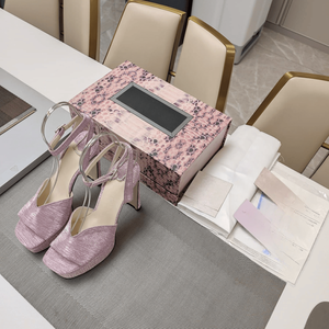 Zapatos de Tacón Alto Jimmy de Alta Calidad y Moda, Hechos de Tela de Seda Brillante, con Parte Superior en Forma de V, Huecos y Transpirables, Gran Éxito de Ventas - Product Image 2