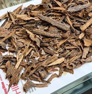 Copeaux d'agarwood naturel de qualité supérieure, à combustion lente, à forte teneur en huile, éclats de bois bruts, arôme doux pour l'encens et l'artisanat - Product Image 1
