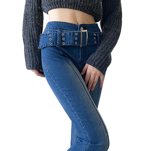 Pantalones vaqueros acampanados de cintura alta para mujer con logo personalizado al por mayor, color marrón, con cinturón de hebilla multiorificios, corte ajustado, estilo streetwear - Product Image 1