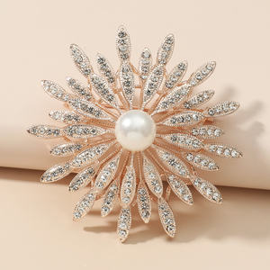 Broches coreanos personalizados para mujer, accesorios con diamantes de imitación de copo de nieve, broche de perlas de cristal, Broches de flores - Product Image 3