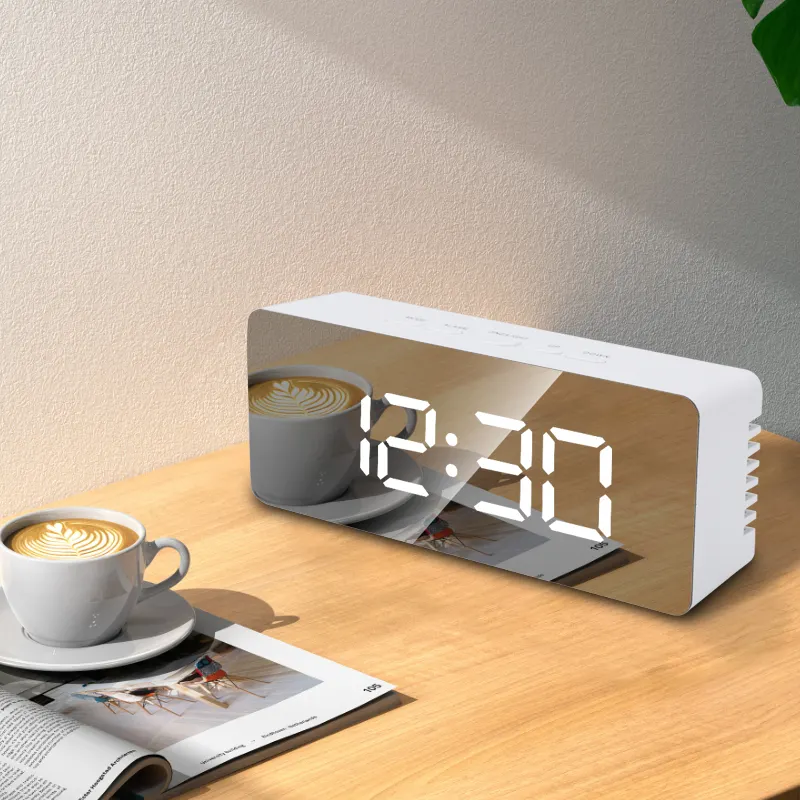 Nieuw Product Hoge Kwaliteit Led Multifunctionele Digitale Snooze Display Tijd Tafel Alarm Spiegel Klokken Led Spiegel Klok