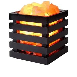 Elegante Lámpara de Sal del Himalaya Hecha a Mano con Marco de Madera y Metal, Diseño de Cesta, Alimentación USB/Enchufable, Purificador de Aire para el Bienestar en el Hogar - Product Image 1