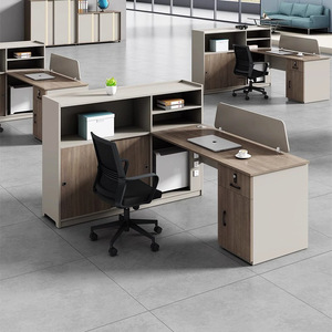 Ensemble bureau et chaise Saint-Leste en forme de L avec rangement pour poste de travail des employés financiers - Product Image 1