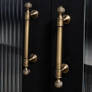 Poignées en laiton massif en forme de bande, style vintage français, finition bronze antique, pour portes de placard, tiroirs et armoires - Product Image 1