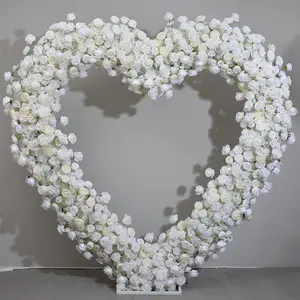 Decorazione di nozze arco di fiori di rosa bianca artificiale a forma di cuore con sfondo di fiori