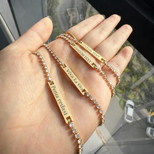 Collar YF8271 <span class=keywords><strong>de</strong></span> Moda con Colgante Cuadrado Personalizable Grabado para Mujer con Circonita, Chapado en Oro <span class=keywords><strong>de</strong></span> 18K y Acero Inoxidable Impermeable - Product Image 3