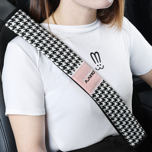 Coussinets d'épaule pour ceinture de sécurité de voiture en chenille, doux, durables, toutes saisons, style dessin animé, accessoire décoratif - Product Image 1