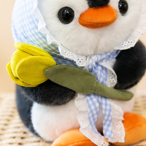 Peluche pingouin mignon tenant une tulipe, super douce, cadeau de Saint-Valentin, d'anniversaire, décoration de canapé et de maison, vente en gros - Product Image 2