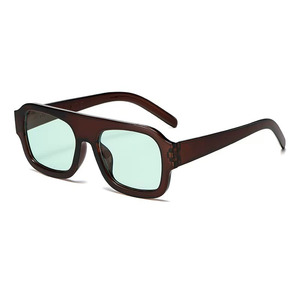 Lunettes de soleil carrées à double pont vintage élégantes lunettes pour hommes avec monture en PC transparente rouge lentille gris océan et rivets verts - Product Image 6