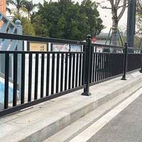Rampe de balcon en fer forgé à barres verticales simples, balustrade métallique pour appartement, immeuble résidentiel, balcon extérieur, escalier