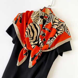 Écharpe en soie 90x90cm, imprimé zèbre orange, carrée, accessoire de mode multifonctionnel pour femmes - Product Image 1
