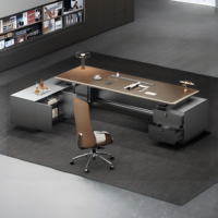 Bureau de direction de luxe avec panneau cannelé à bordure dorée, étagères LED et chaise pour une suite de bureau complète et prestigieuse