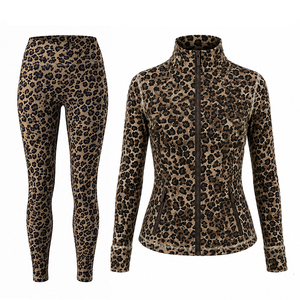 Ensemble de <span class=keywords><strong>sport</strong></span> yoga pour <span class=keywords><strong>femme</strong></span> DF de la même marque - Tenue 2 pièces avec leggings taille haute froncés pour le Pilates, la course et l'entraînement en salle de <span class=keywords><strong>sport</strong></span> - Product Image 4