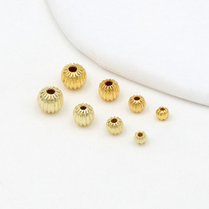 Accessoires de bracelet DIY : Perles citrouille à rayures verticales plaquées or 18 carats, Perles melon d'eau rondes creuses couleur or 14 carats inaltérable - Product Image 3