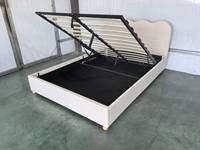 Lit plateforme luxueux et moderne en tissu beige avec rangement, taille King/Queen