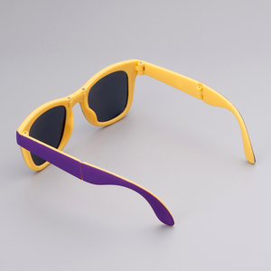 Venta al por mayor de gafas de sol portátiles compactos de dos tonos púrpura amarillo Unisex logotipo personalizado de bolsillo plegable protector Rojo/azul promocional - Product Image 3