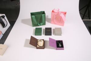 Caja de Joyería Magnética con Forma de Libro, Personalizable con Logotipo, Venta al Por Mayor, para Guardar Collares, Anillos y Aretes - Product Image 6