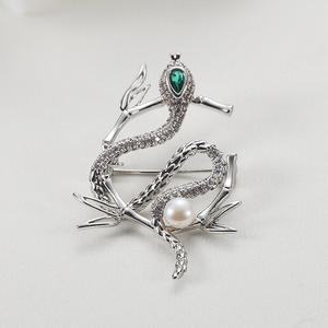 Broche de Lujo Femenino de Alta Gama con Diseño de Hoja de Bambú y Serpiente Dorada, Perla de Agua Dulce, Accesorio de Flor para el Pecho, para Traje o Chaqueta, para Regalo - Product Image 3