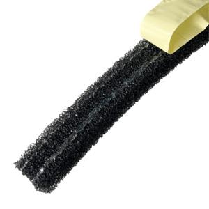 Rouleau de mousse filtrante à cellules ouvertes pour la ventilation des crêtes de toiture métalliques, avec structure en filet et fermetures en mousse pour l'étanchéité - Product Image 3