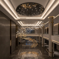 Lustre en verre fait main au design moderne et personnalisable en forme de feuille, idéal pour centre commercial, grand salon ou salle de banquet, installation au plafond