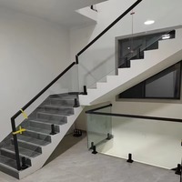 Escalier moderne en acier avec poutre simple en acier inoxydable et rampe en verre